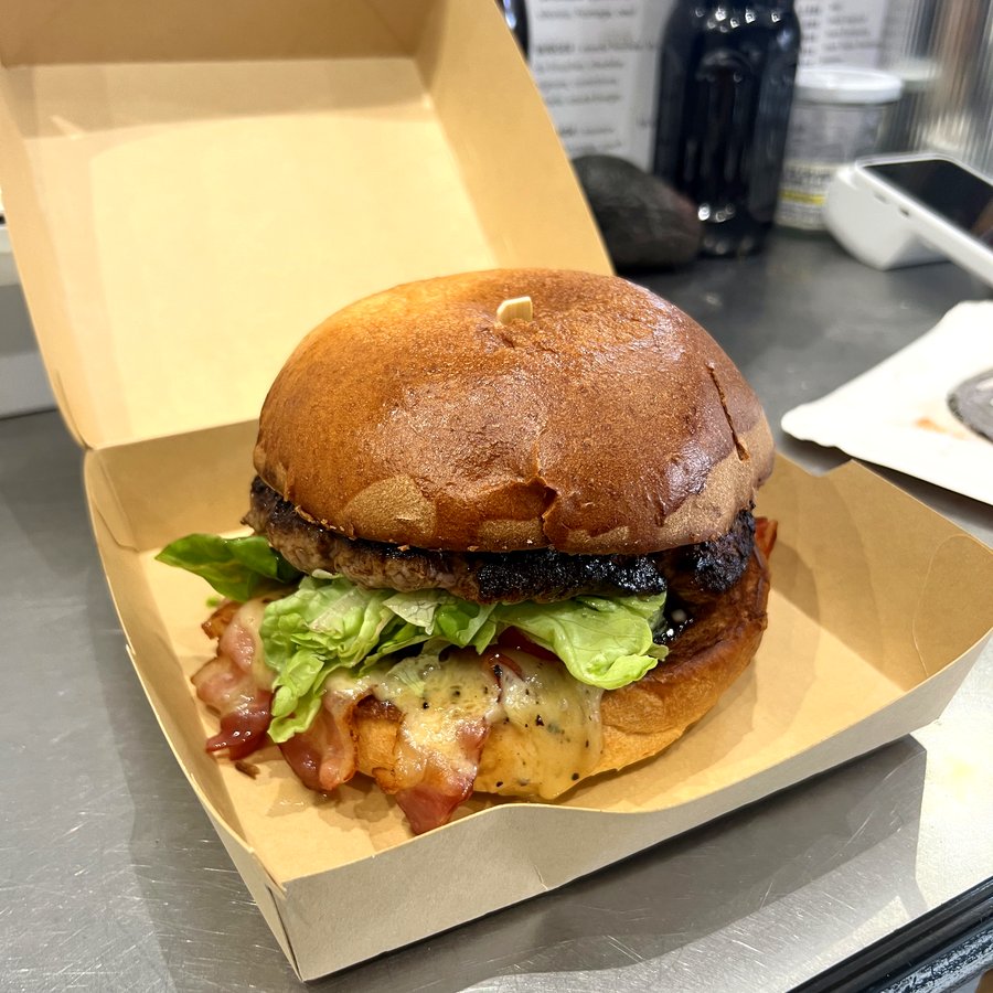 Burger maison raclette, bacon et salade