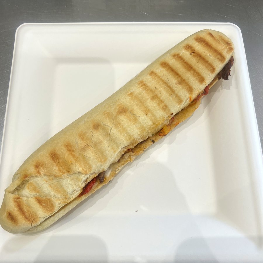 Panini maison grillé, garni avec générosité