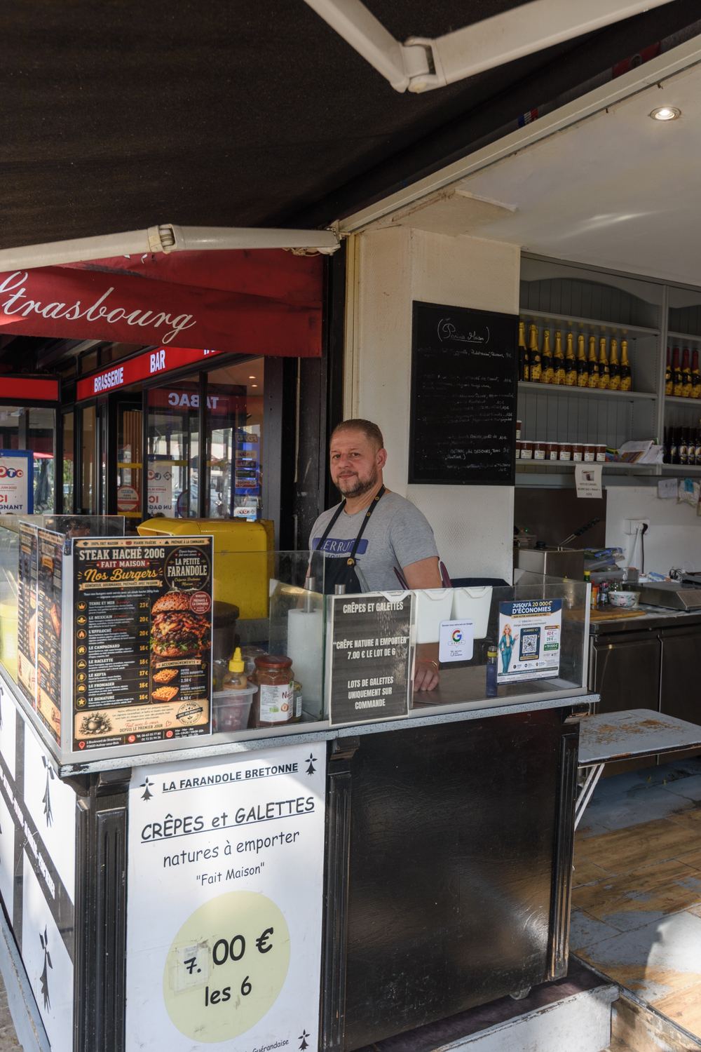 Paolo, artisan crêpier, derrière le comptoir de La Petite Farandole